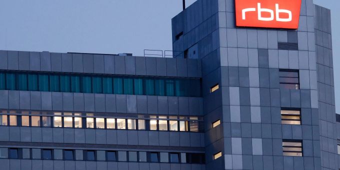 Das beleuchtete Logo des Senders Rundfunk Berlin-Brandenburg (RBB) am Sitz des Senders an der Masurenallee in Berlin. Das beleuchtete Logo des Senders Rundfunk Berlin-Brandenburg (RBB) am Sitz des Senders an der Masurenallee in Berlin.