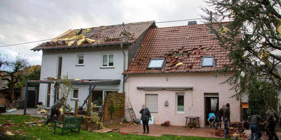 Anwohner beseitigen Unwetterschäden nach dem Unwetter mit Sturm und Hagel im Saarland. Drei Ortschaften waren von dem Gewitter mit Sturmböen am Donnerstag betroffen.