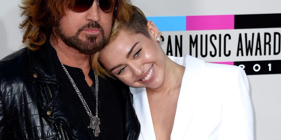 Billy Ray Cyrus mit seiner Tochter Miley bei den 41. American Music Awards (2013).