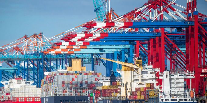 Schiffe liegen im Containerhafen von Bremerhaven.
