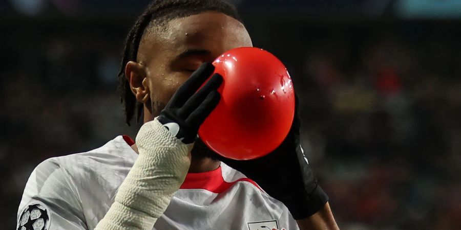 Der Leipziger Christopher Nkunku jubelte mit einem Ballon.