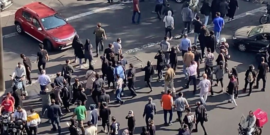 Demonstranten blockieren eine Kreuzung in Teheran.