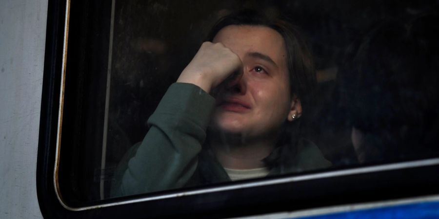 Eine ukrainische Frau sitzt am Hauptbahnhof von Lwiw in einem Zug nach Polen.