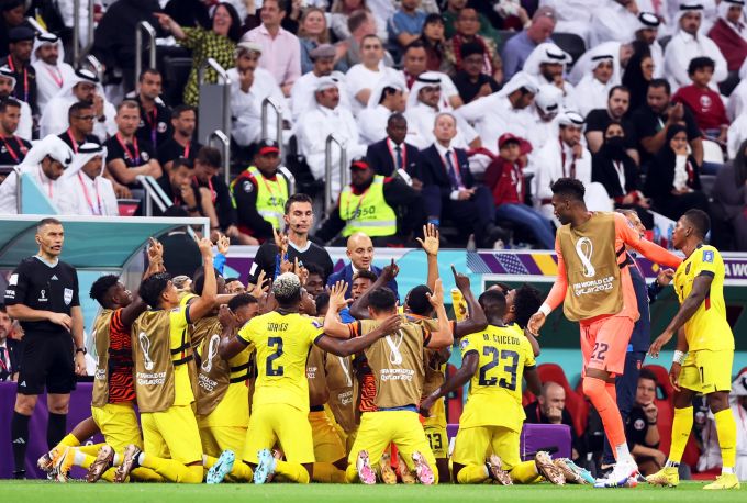 Die Spieler von Ecuador feiern das Tor zum 2:0 gegen Katar an der WM 2022. Katar Ecuador WM 2022