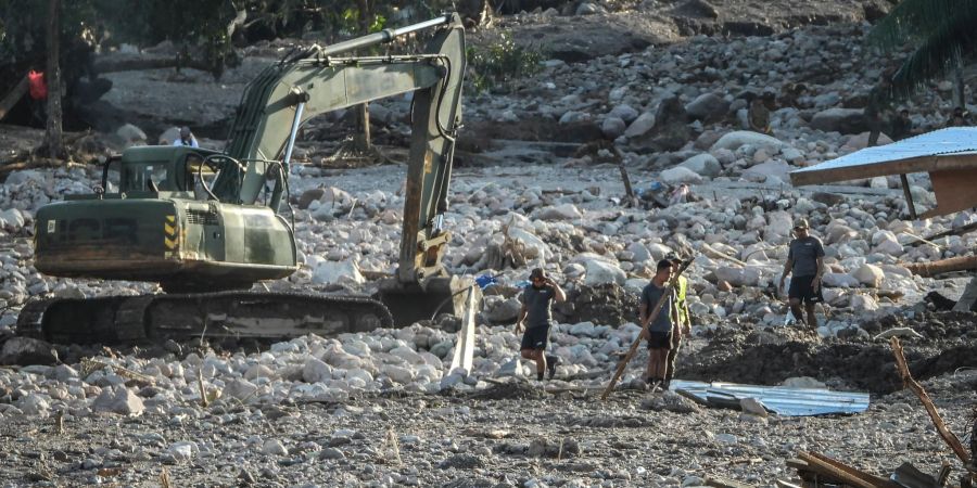 Rettungskräfte suchen nach Vermissten.