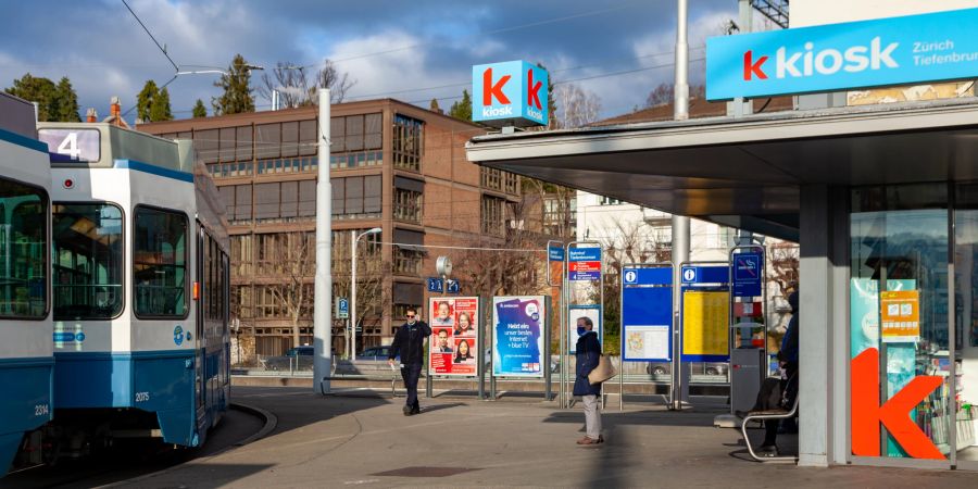 Die Tramstation Tiefenbrunnen in der Stadt Zürich.