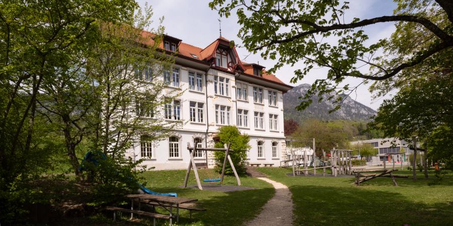 Das alte Schulhaus von Rüttenen, in dem Kindergarten und Primarschule untergebracht sind.