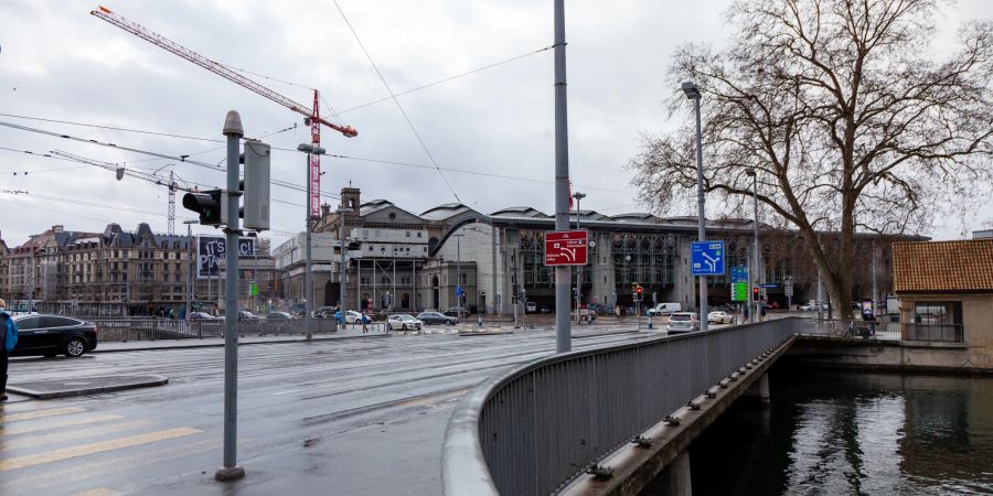 Der Hauptbahnhof und die Walchebrücke im Kreis 1 in Zürich.