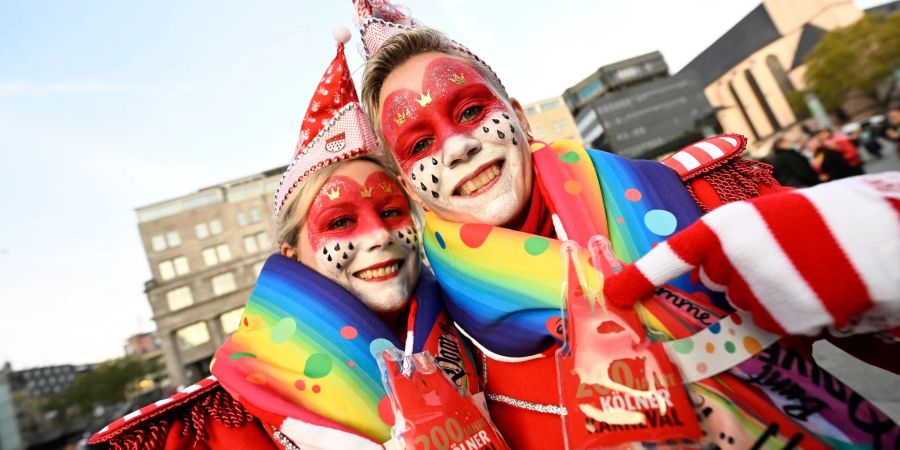 Karnevalisten feiern vor dem Dom in Köln. Soll Karneval Unesco-Kulturerbe werden?