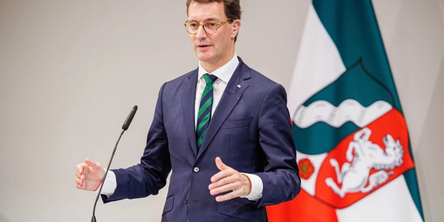 Der nordrhein-westfälische Ministerpräsident Hendrik Wüst (CDU) spricht während der Abschluss-Pressekonferenz zur Ministerpräsidentenkonferenz.