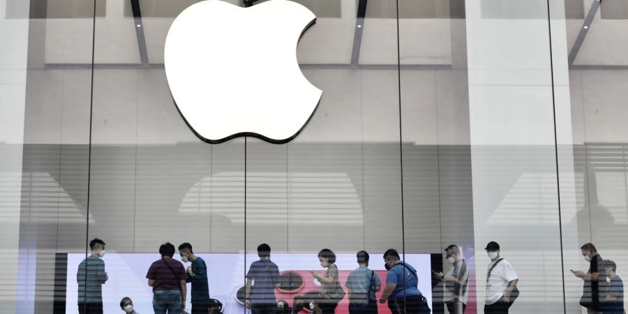 Kunden stehen im Apple-Store in Hongkong Schlange, um das iPhone 14 Pro zu kaufen.