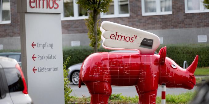 Ein geflügeltes Elmos-Nashorn steht vor der Chipfabrik Elmos Semiconductor SE in Dortmund. Ein geflügeltes Elmos-Nashorn steht vor der Chipfabrik Elmos Semiconductor SE in Dortmund.