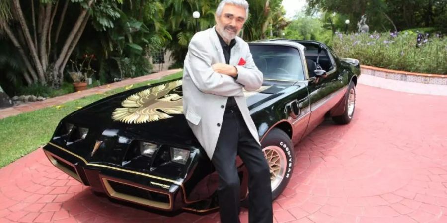 Burt Reynolds mit seinem Pontiac Trans Am. Foto: Juliens Auctions