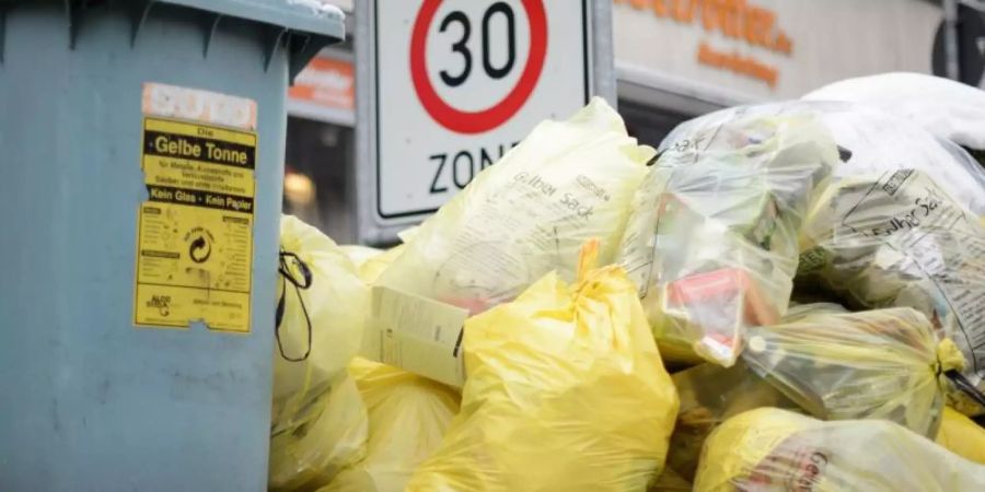 Deutschlands grösster Entsorgungskonzern, Remondis, darf sich nicht den Grünen Punkt einverleiben. Das Bundeskartellamt hat den Zusammenschluss mit dem Kölner Unternehmen DSD, das die Markenrechte an dem Recyclingzeichen hält, untersagt. Foto: Sina Schuldt