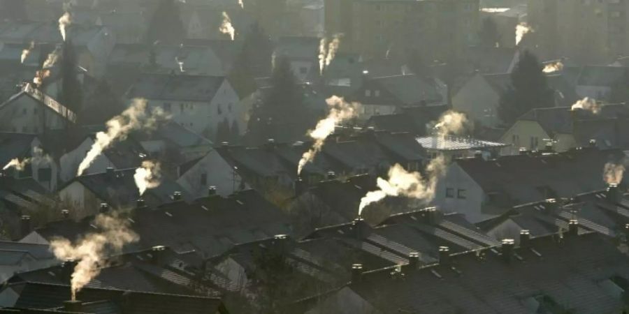 Schornsteine im Mainzer Stadtteil Laubenheim: Auch das Heizen im Winter ist eine bedeutende CO2-Quelle. Foto: Frank May