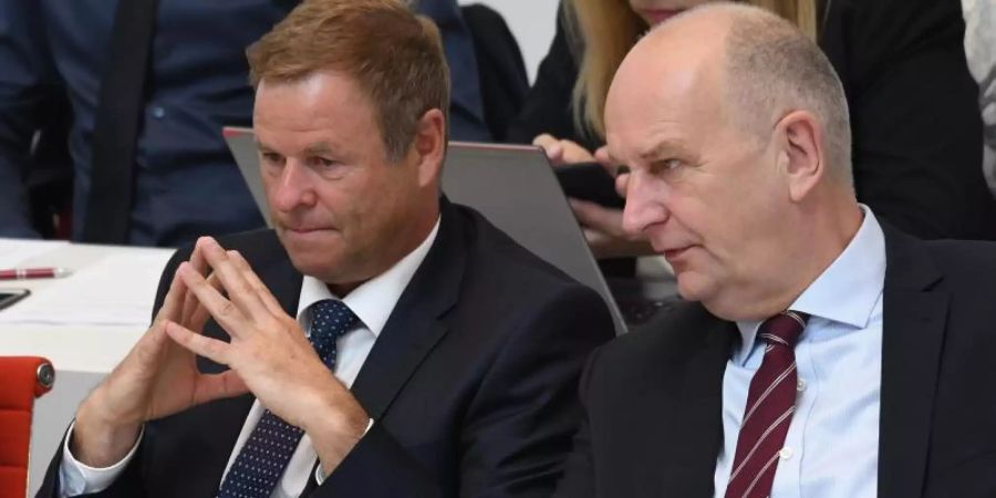 Nach den jüngsten Umfragen ohne rot-rote Mehrheit: Brandenburgs Ministerpräsident Dietmar Woidke (SPD, r.), und Finanzminister Christian Görke (Linke). Foto: Bernd Settnik