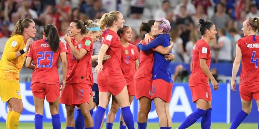 Die US-Spielerinnen feiern ihren Sieg über England. Foto: Sebastian Gollnow
