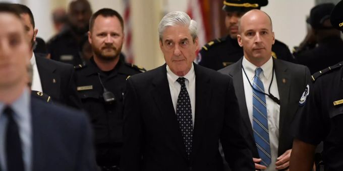 Robert Mueller (m.), Ex-Sonderermittler in der Russland-Affäre, kommt am 24.07.19 zu seiner Aussage im US-Kapitol in Washington. Robert Mueller