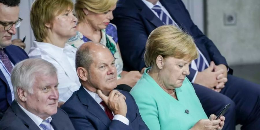 Die Minister Seehofer (CSU) und Scholz (SPD) mit Merkel (CDU)
