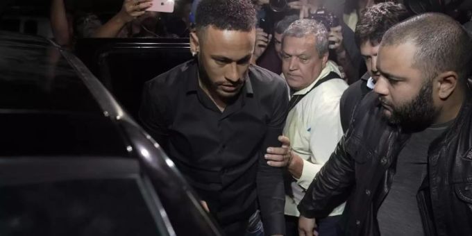 Neymar muss etwa vier Wochen pausieren. Foto: Leo Correa/AP Neymar muss etwa vier Wochen pausieren. Foto: Leo Correa/AP