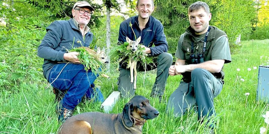 Jäger mit zwei der geretteten Rehkitze. (Jagd und Fischereiverwaltung von Appenzell Innerhoden)