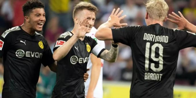 Dortmunds Jadon Sancho (l-r), Marco Reus und Julian Brandt feiern das Tor zum 2:1. Foto: Federico Gambarini Dortmunds Jadon Sancho (l-r), Marco Reus und Julian Brandt feiern das Tor zum 2:1. Foto: Federico Gambarini