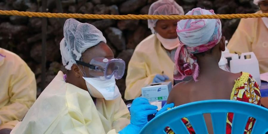 Ein junges Mädchen im Kongo wird gegen Ebola geimpft