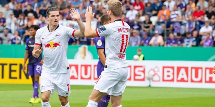 Marcel Sabitzer (l) und Timo Werner klatschen sich nach Leipzigs Führungstor zum 1:0 ab. Foto: Guido Kirchner