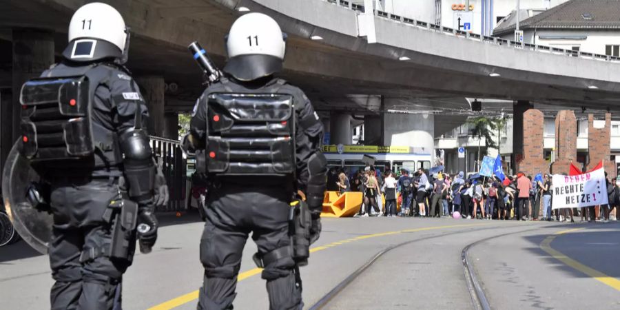 Demonstranten und Demonstrantinnen der Gegendemo gegen Marsch fürs Läbe in Zürich.