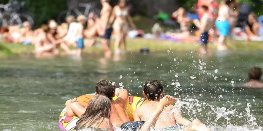 Jugendliche baden im Englischen Garten im Eisbach. Foto: Tobias Hase