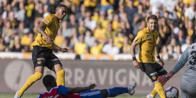 Gillaume Hoarau (.) und Miralem Sulejmani fehlen Meister YB im Spitzenspiel. YB