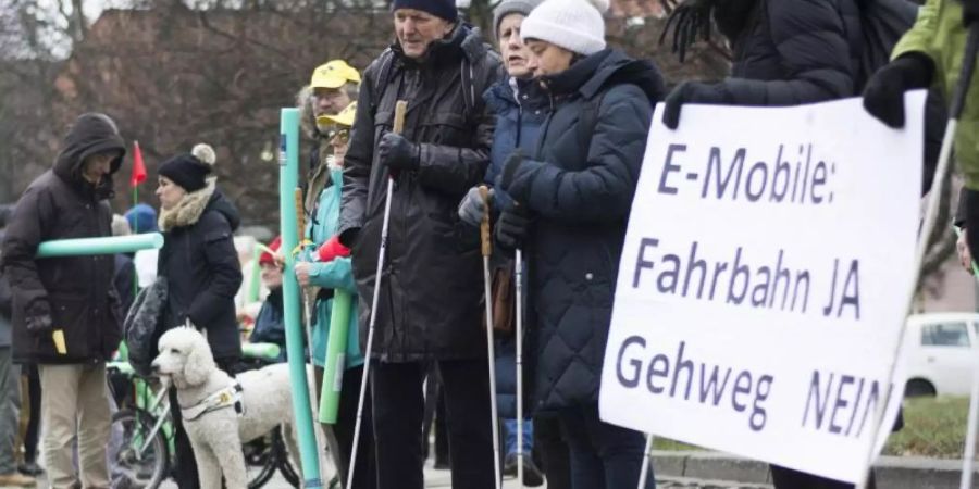 Gegner der E-Tretroller vor dem Bundesverkehrsministerium: «Fahrbahn Ja, Gehweg Nein». Die Erfahrung hat gezeigt: Natürlich fahren die Scooter auch auf Gehwegen. Foto: Clo Catalan