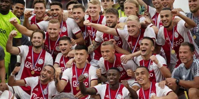 Ajax Amsterdam bleibt, trotz Protest von AZ Alkmaar, Tabellenführer in der Eredivisie. AZ Alkmaar