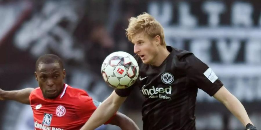 Martin Hinteregger (r) war schon in der Rückrunde vom FC Augsburg an die Frankfurter Eintracht ausgeliehen. Foto: Silas Stein