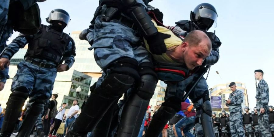 Festnahme eines Demonstranten in Moskau