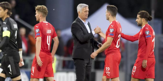 Vladimir Petkovic beglückwünscht seine Spieler zur Leistung gegen Gibraltar. Schweizer Nati Vladimir Petkovic