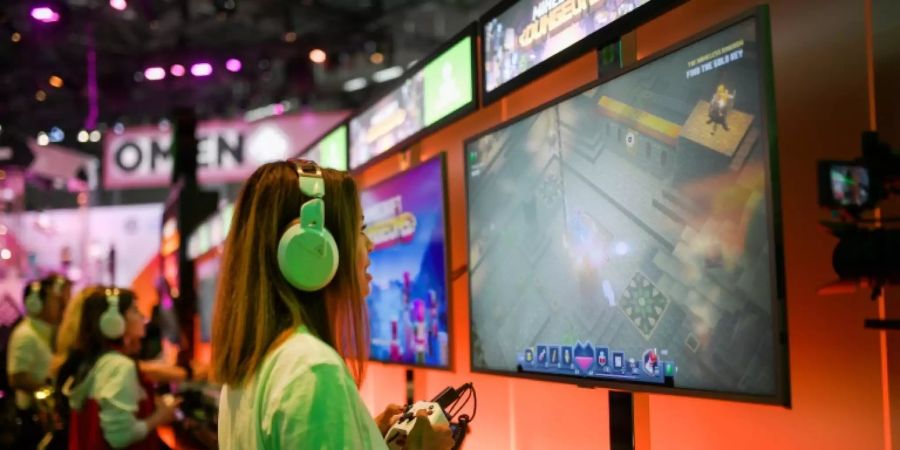 Auf der Gamescom testen Besucher die neuen Spiele.