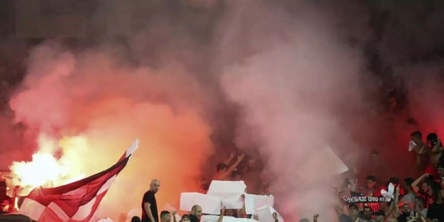 Fans von OGC Nizza fielen gegen Olympique Marseille negativ auf. Foto: Daniel Cole/AP