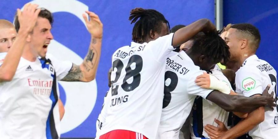 Die Hamburger bejubeln den Sieg gegen den VfL Bochum. Foto: Daniel Bockwoldt