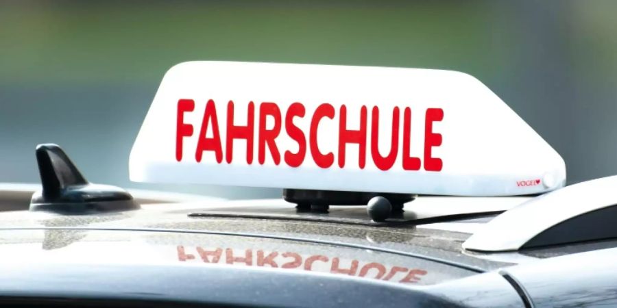 Schild auf einem Fahrschulauto