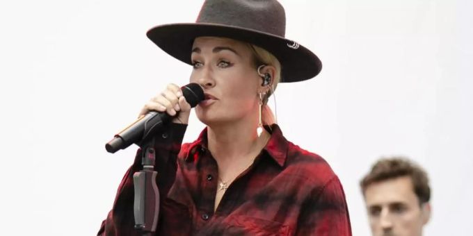 Sarah Connor bedankt sich mit einem kleinen Konzert in Kiel. Foto: Frank Molter sarah connor