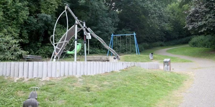 In der Nähe dieses Spielplatzes in Mülheim wurde eine junge Frau von einer Gruppe Jugendlicher überfallen und sexuell missbraucht. Foto: Roland Weihrauch