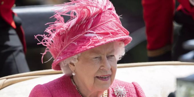 Denkt man an die Royals, so kommt einem Queen Elizabeth II. als erstes in den Sinn. Trotz ihres immensen Reichtums gehört sie bei weitem nicht zu den vermögendsten Monarchen. queen elizabeth