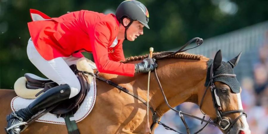 Der deutsche Reiter Daniel Deusser hat Chancen auf eine Medaille. Foto: Rolf Vennenbernd