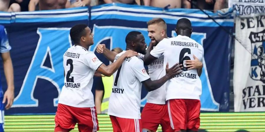 Die Hamburger bejubeln den Führungstreffer durch Lukas Hinterseer (hinten). Foto: Uli Deck