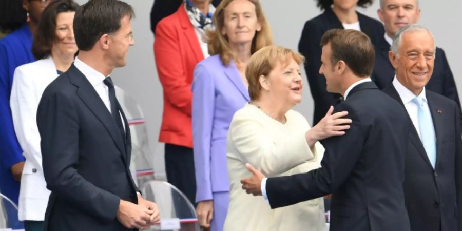 Präsident Macron begrüsst Kanzlerin Merkel