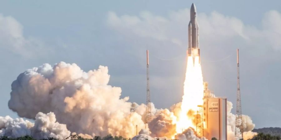 Start einer Ariane-Rakete mit vier Satelliten