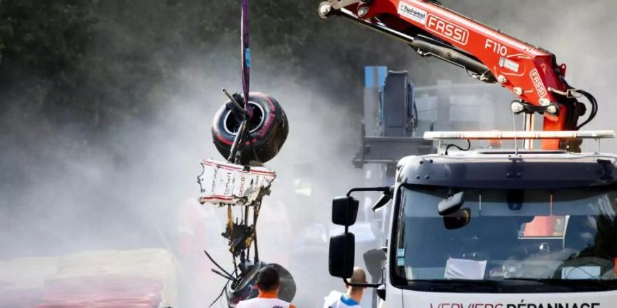 Das Rennwagen-Wrack von Juan Manuel Correa wird nach einem schweren Unfall geborgen. Foto: Remko De Waal/ANP