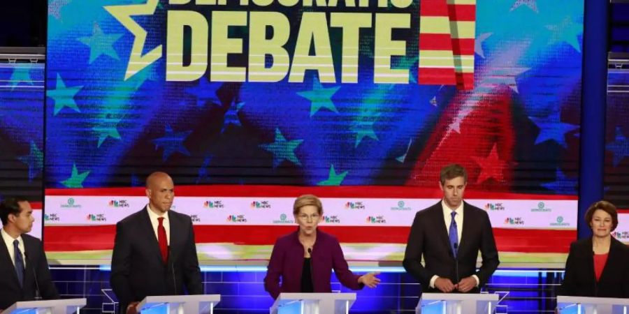 In Florida treten die ersten zehn demokratischen Kandidaten um die Präsidentschaftskandidatur in einer TV-Debatte gegeneinander an. Foto: Wilfredo Lee/AP