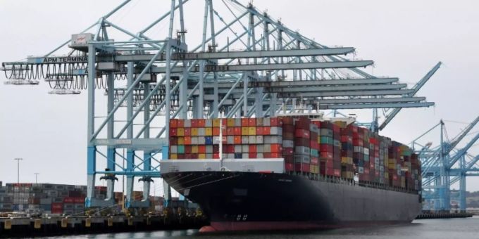 Containerschiff im Hafen von Los Angeles Containerschiff
